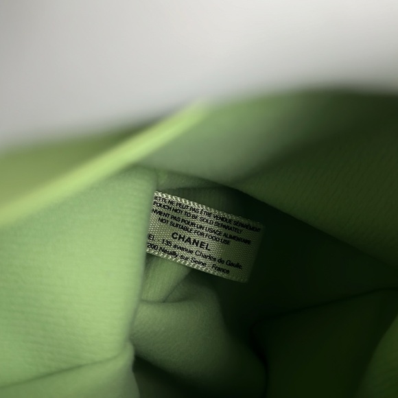 Chanel Makeup Lunch Pouch”The City Break” Iridescent Green Snap Closure & Polish - Picture 14 of 17